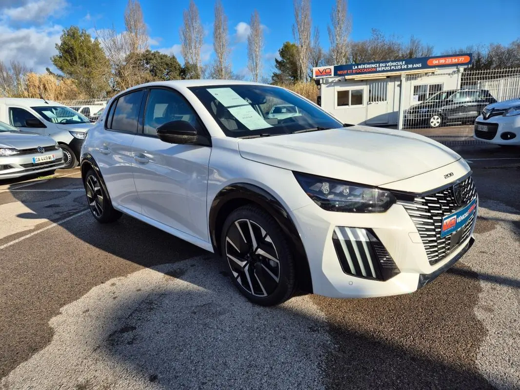 Peugeot 208 Hybrid blanc vue 3/4 avant droit, avec jantes alliage noires et calandre distinctive.