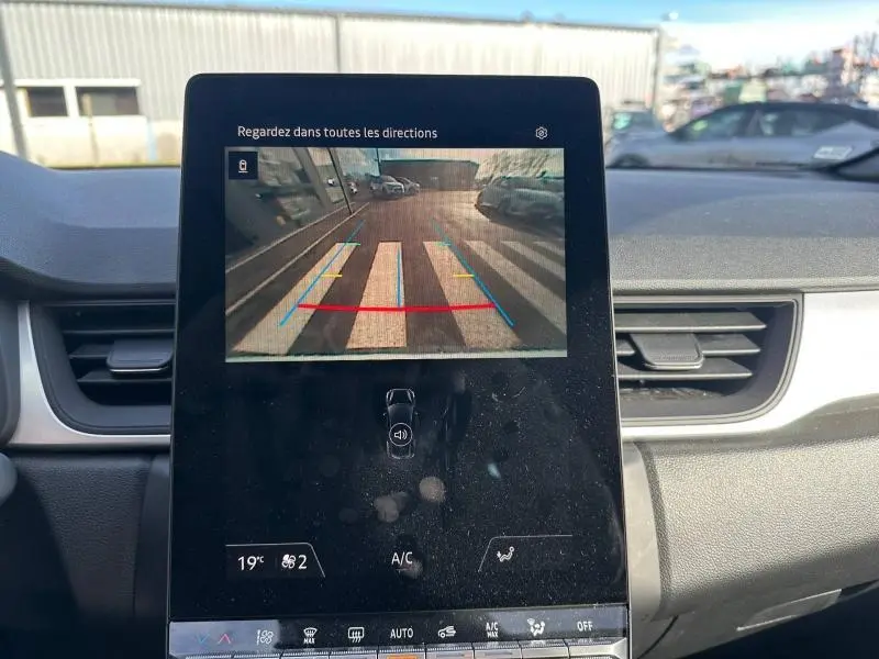 Vue intérieure du tableau de bord du Renault Captur 2025 montrant l'écran tactile de la caméra de recul.