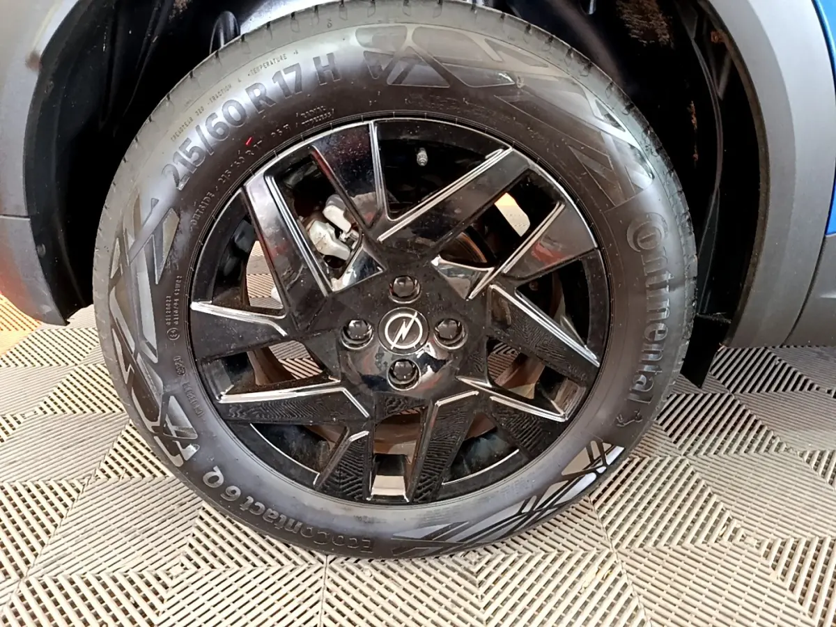Gros plan sur la jante noire brillante de 17 pouces avec logo Opel, montée sur un pneu Continental.