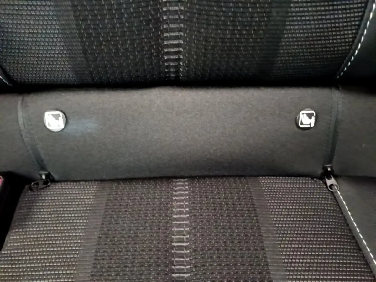 Détail de la banquette arrière noire de l’Opel Mokka 2024 avec fixation Isofix visible sur l’assise.