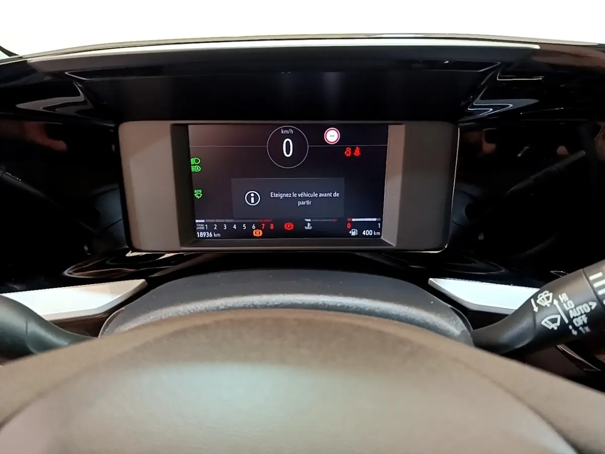 Vue rapprochée du combiné d'instruments numérique de l'Opel Mokka 2024, affichant 0 km/h et message d'arrêt.