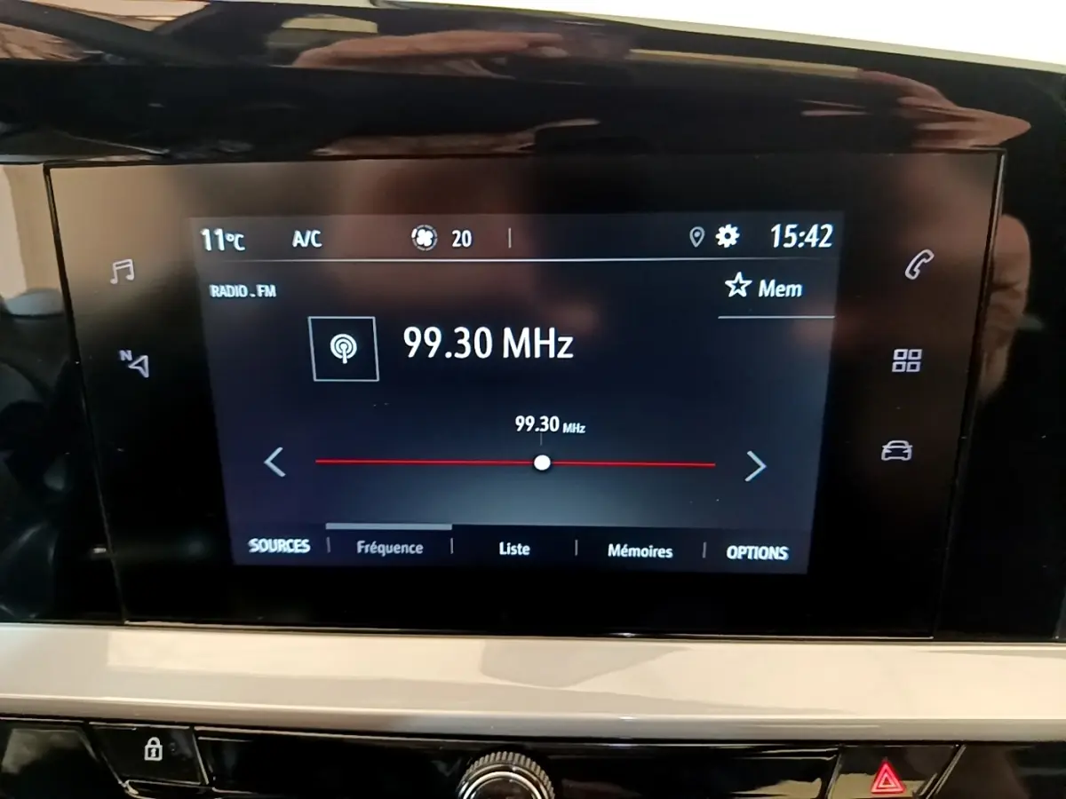 Écran tactile central affichant la radio FM à 99,30 MHz dans l’habitacle d’un Opel Mokka 2024.
