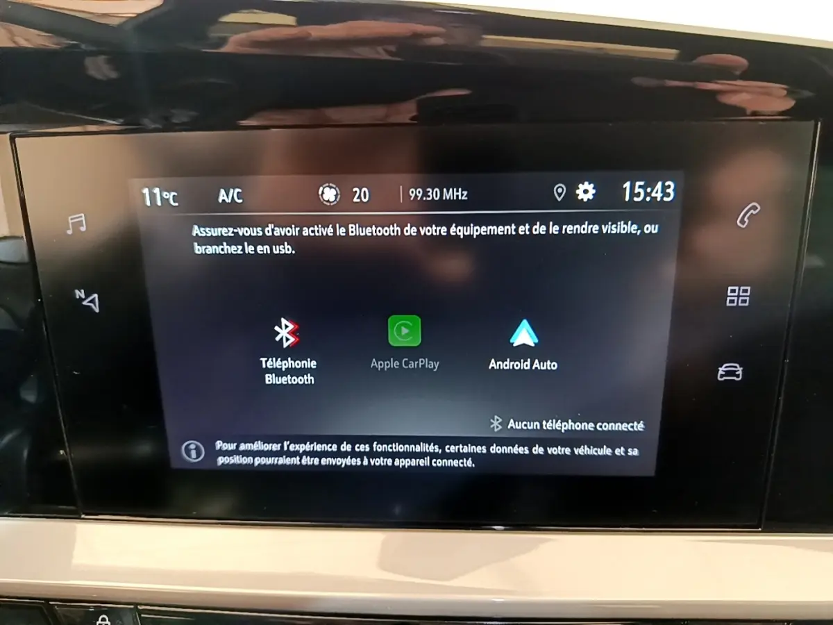 Écran tactile central de l’Opel Mokka 2024 affichant les options Bluetooth, Apple CarPlay et Android Auto.