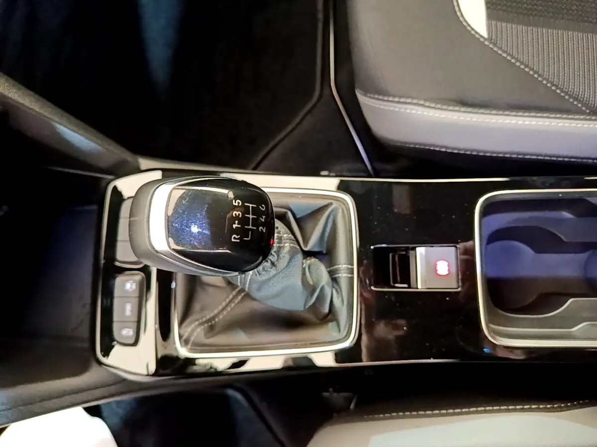 Gros plan sur la console centrale avec levier de vitesse manuel et frein à main électrique dans l'Opel Mokka 2024.
