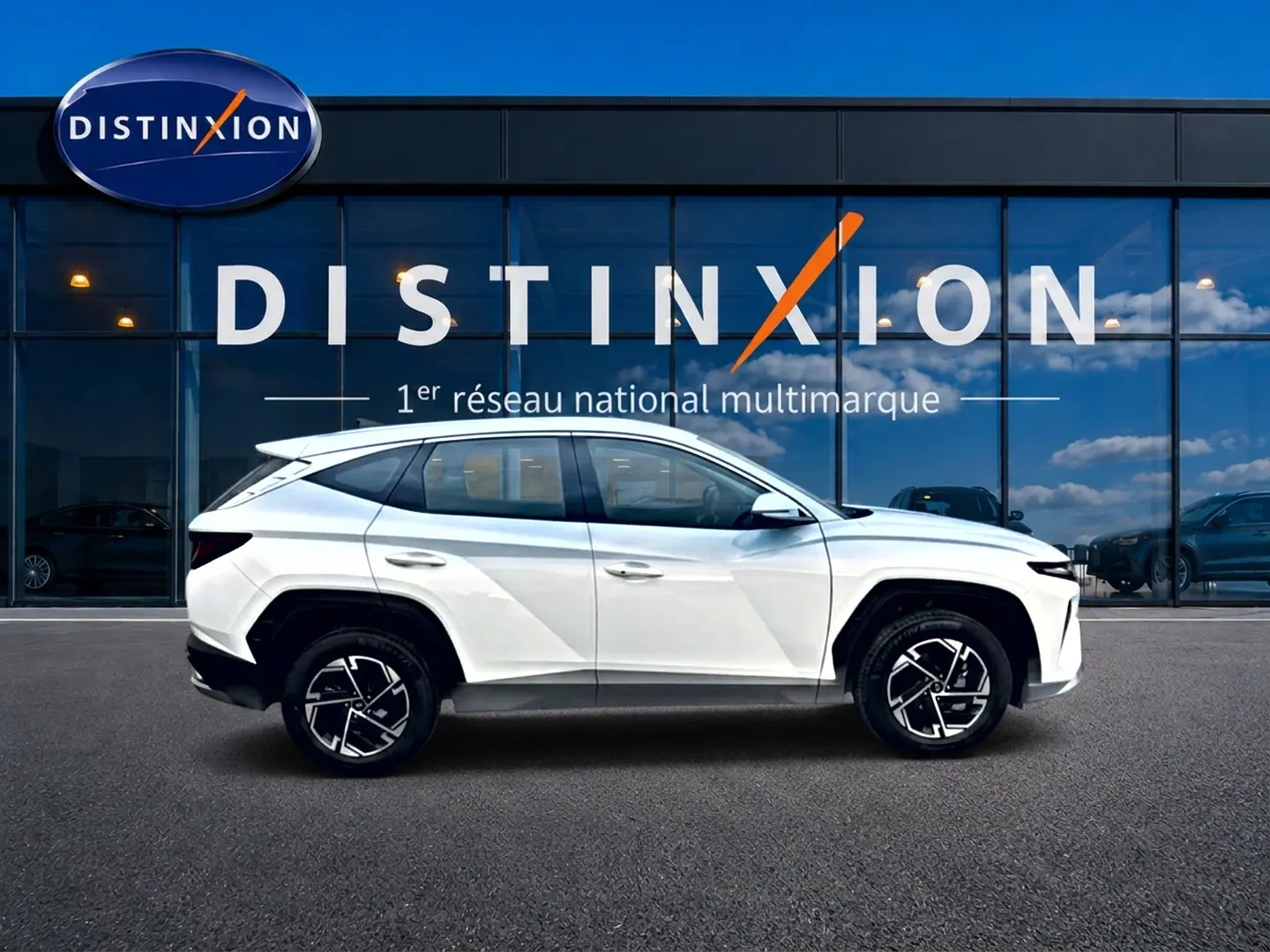 Hyundai Tucson 1.6 t-gdi 239 hybride blanc vu de profil côté gauche, avec jantes alliage 17 pouces.