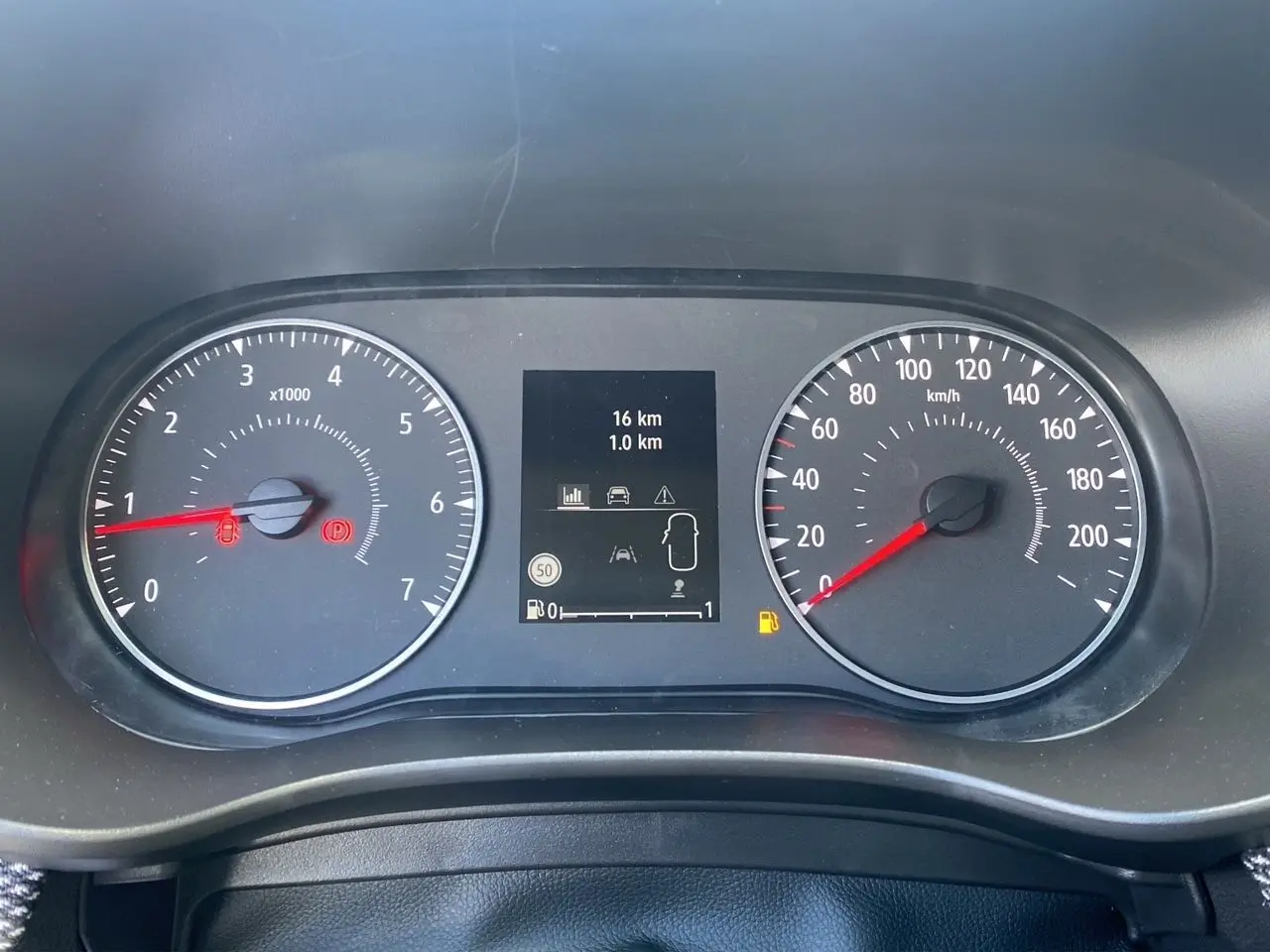 Vue rapprochée du tableau de bord noir de la Dacia Sandero Stepway 2025 avec compte-tours et vitesse affichés.