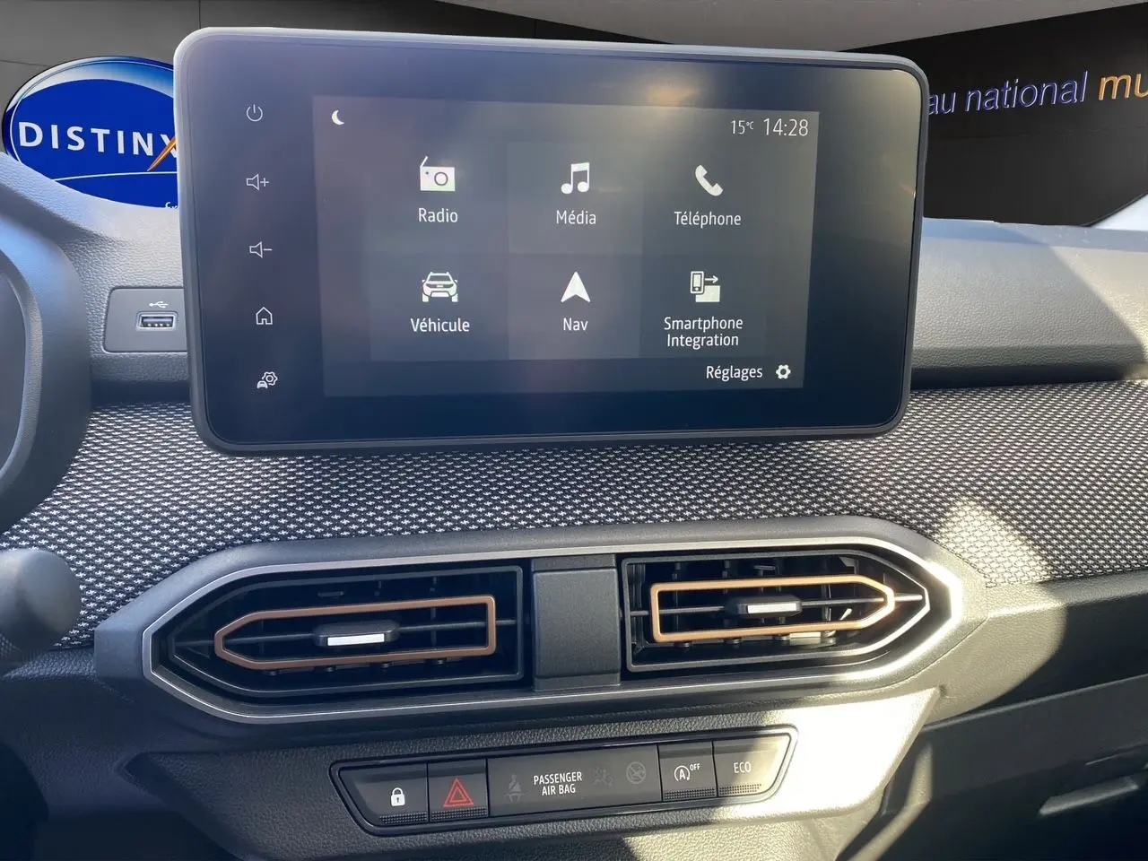 Écran tactile Media Nav et aérateurs hexagonaux avec cadre cuivré dans l'habitacle noir de la Dacia Sandero Stepway.