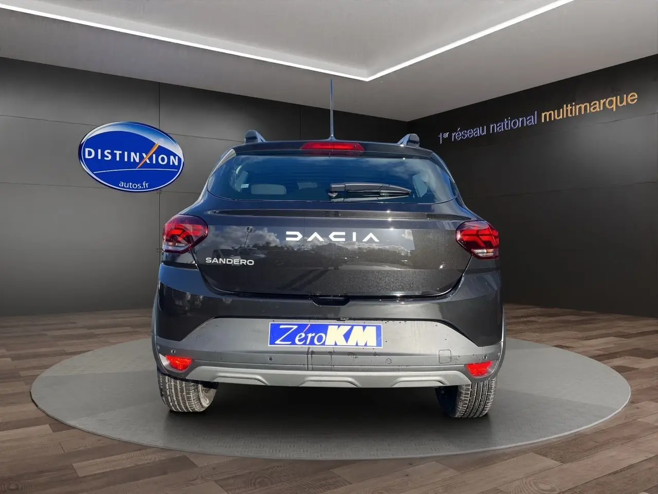 Vue arrière d'une Dacia Sandero Stepway noire 2025 avec feux LED et logo DACIA bien visibles.