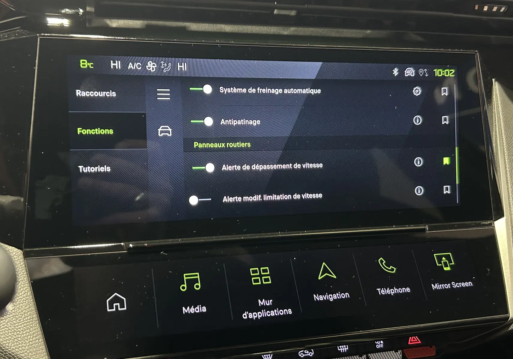 Vue rapprochée de l'écran tactile central du Peugeot 308 blanc, affichant les réglages d'aide à la conduite.