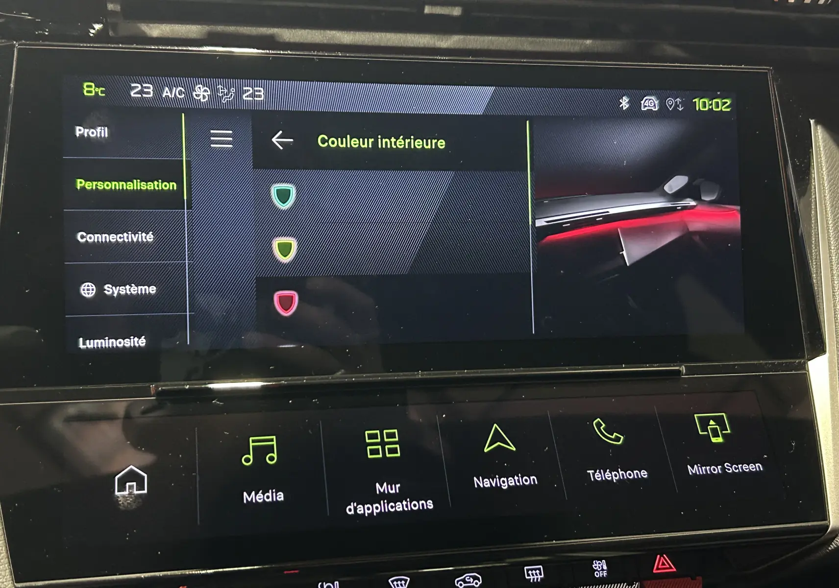 Écran tactile central de la Peugeot 308 blanc Okenite, affichant le menu de personnalisation avec choix de couleur intérieure.