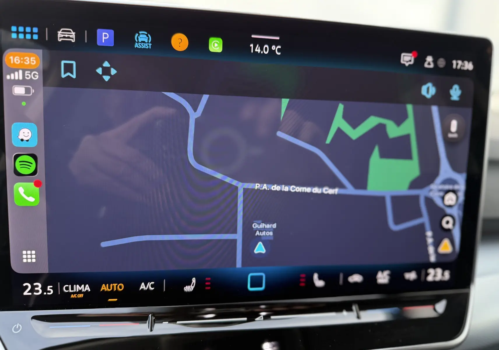 Vue rapprochée de l’écran tactile du système de navigation de la Volkswagen Golf SW gris lunaire, affichant la carte et la climatisation.
