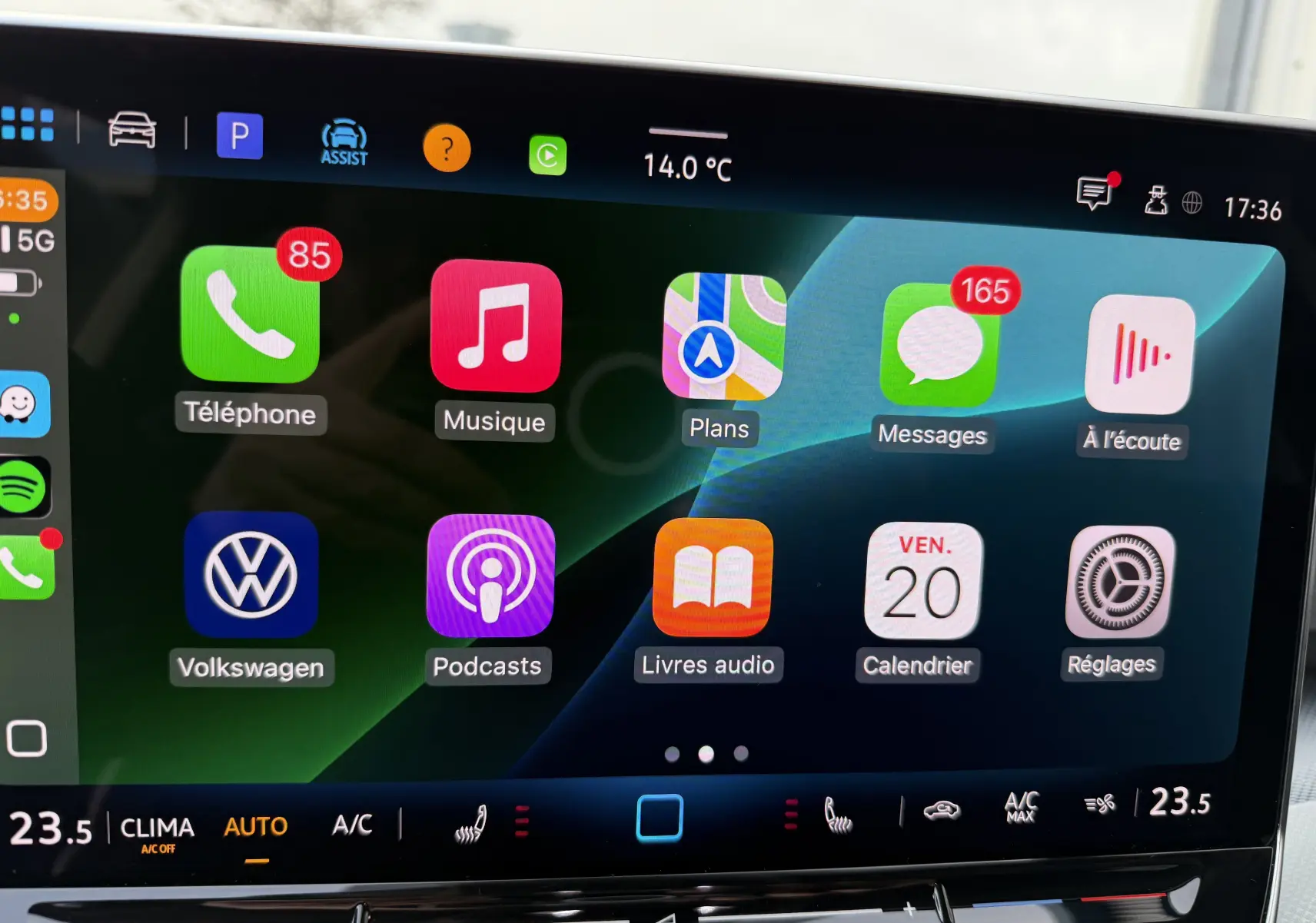 Écran tactile central de la Volkswagen Golf SW gris lunaire 2025 affichant les applications connectées et la climatisation.