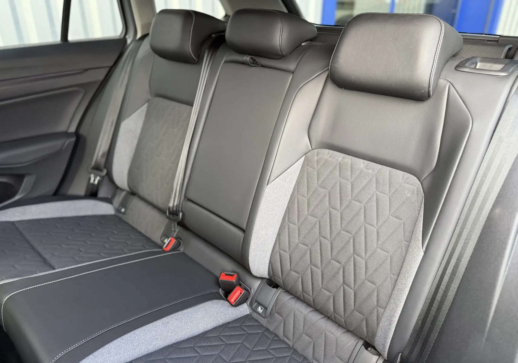 Vue intérieure des sièges arrière en cuir et tissu gris de la Volkswagen Golf SW 2.0 TDI 150 GOAL DSG7 2025.