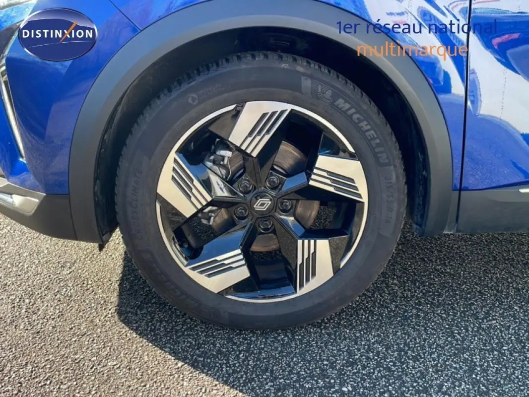 Gros plan sur la roue avant droite du Renault Symbioz bleu 2025 avec jante aluminium au design moderne.