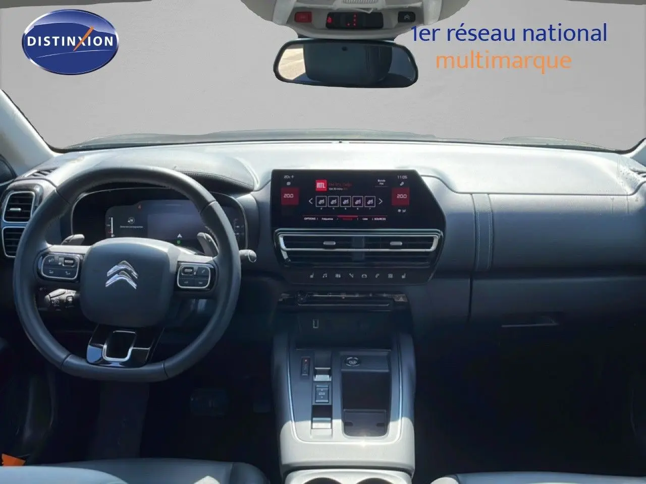 Intérieur du Citroën C5 Aircross 2025 en gris noir, vue frontale du tableau de bord avec écran tactile et volant multifonction.