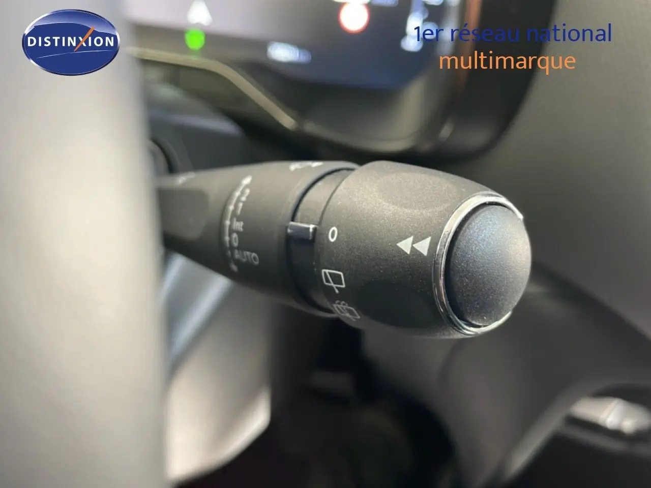 Gros plan sur la commande d’essuie-glace à gauche du volant dans un intérieur gris noir du Citroën C5 Aircross 2025.