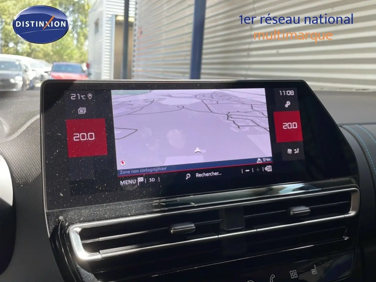 Vue intérieure centrée sur l'écran tactile du tableau de bord du Citroën C5 Aircross gris platinium, affichant la navigation.