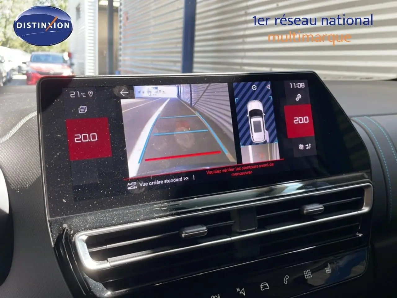 Écran central du tableau de bord du Citroën C5 Aircross 2025 affichant la caméra de recul et les réglages de température à 20°C.