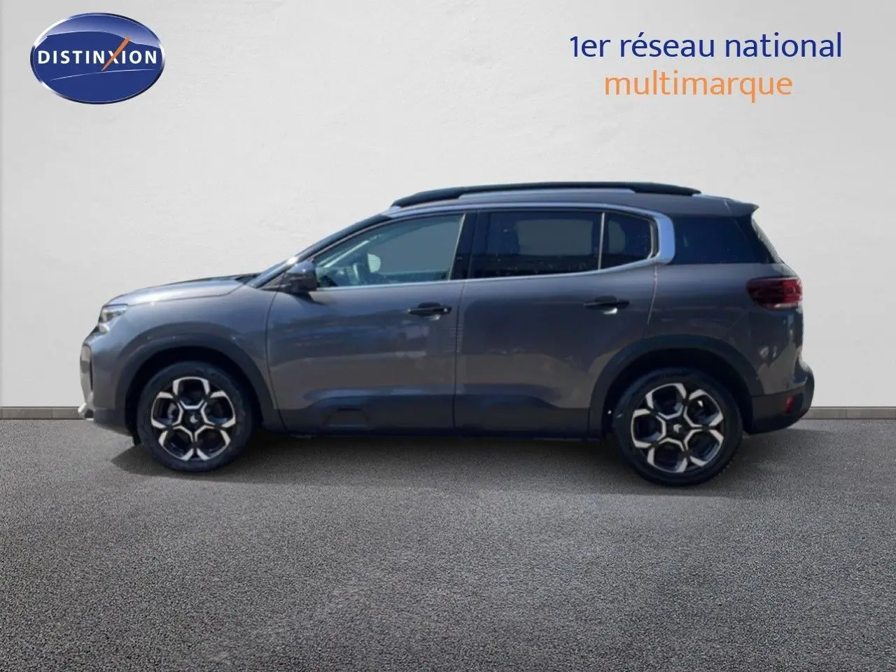 Profil côté gauche du Citroën C5 Aircross 2025 gris platinium métal avec jantes bi-ton et toit noir contrasté.