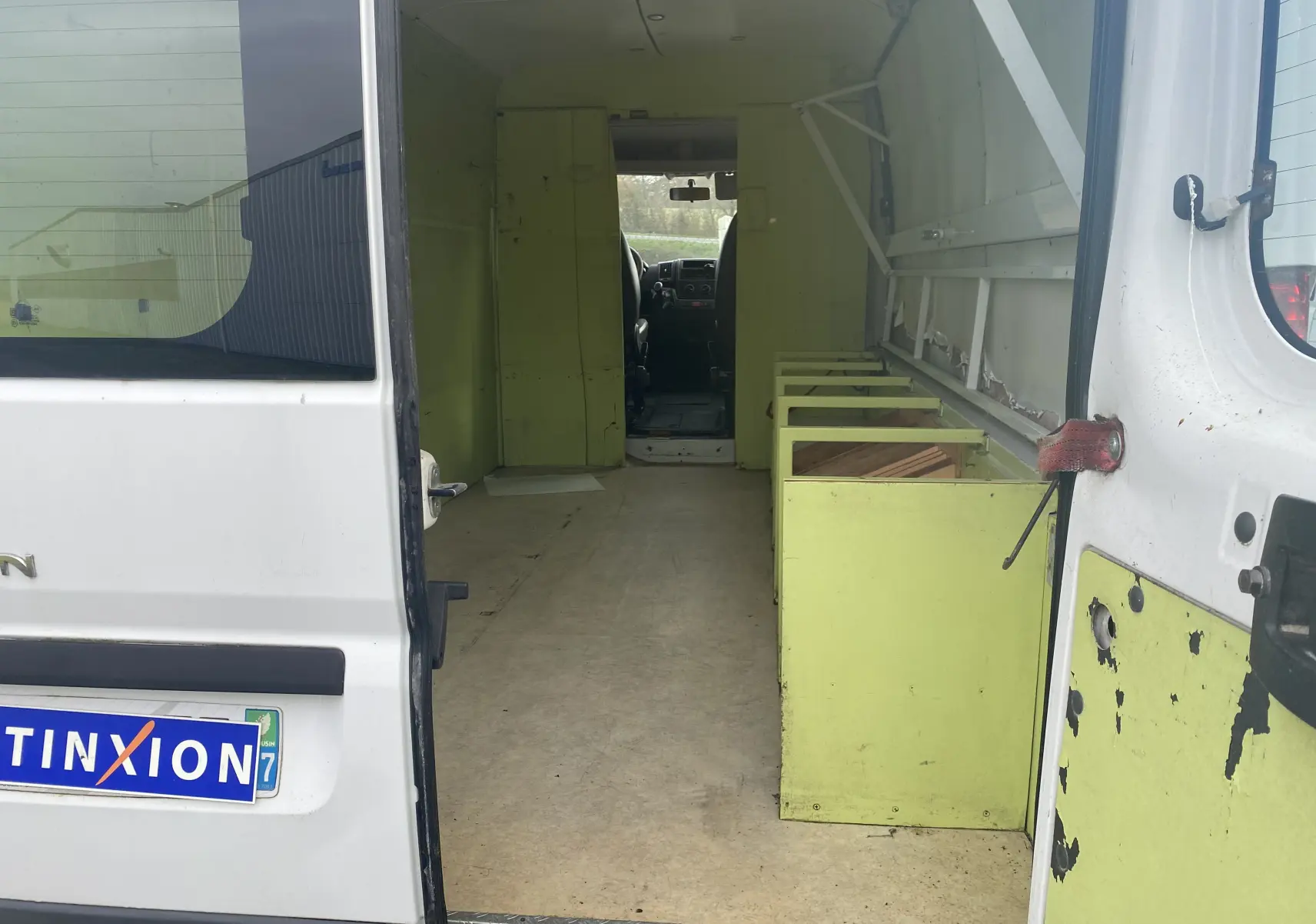 Vue arrière ouverte du Citroën Jumper blanc L3H2 2011, montrant l'intérieur aménagé avec rangements verts pâles.