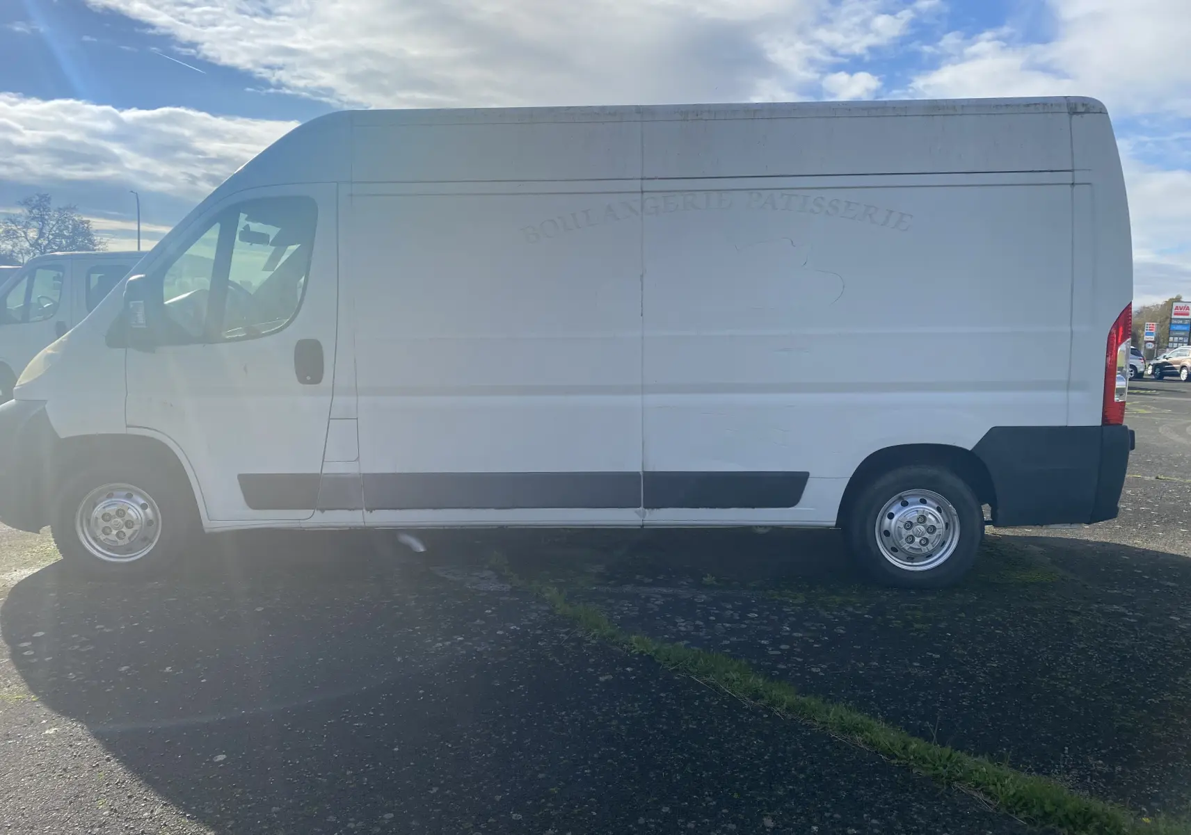 Vue de profil côté gauche d'un utilitaire blanc Citroën Jumper L3H2 2011 avec marquage effacé sur la carrosserie.