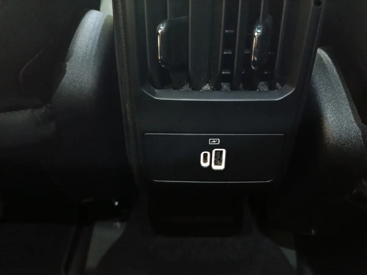 Prise USB-C et USB-A en bas de la console centrale arrière d’un Alfa Romeo Tonale bleu 2023.