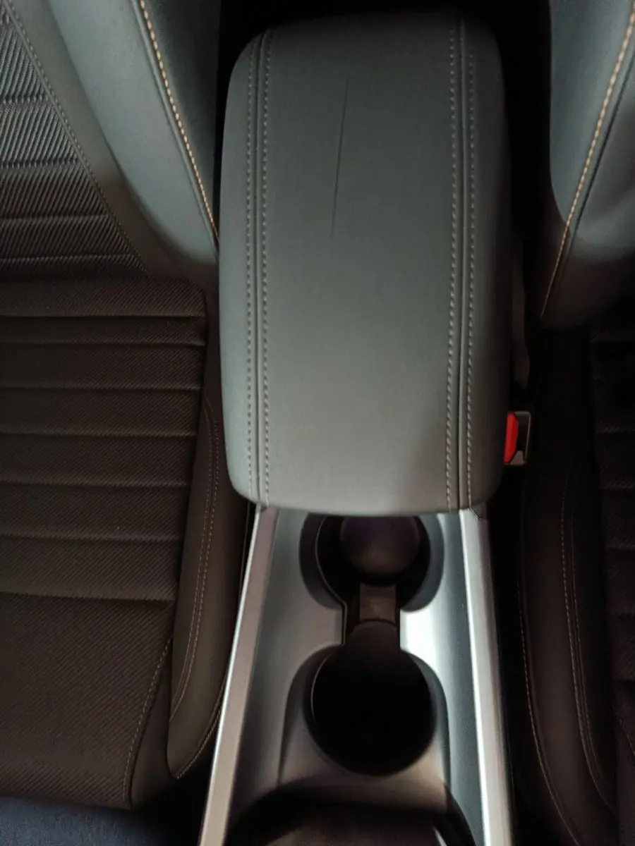 Vue plongeante sur la console centrale grise et les sièges noirs de l'Alfa Romeo Tonale 1.3T PHEV 280 AT6 Q4 Ti.