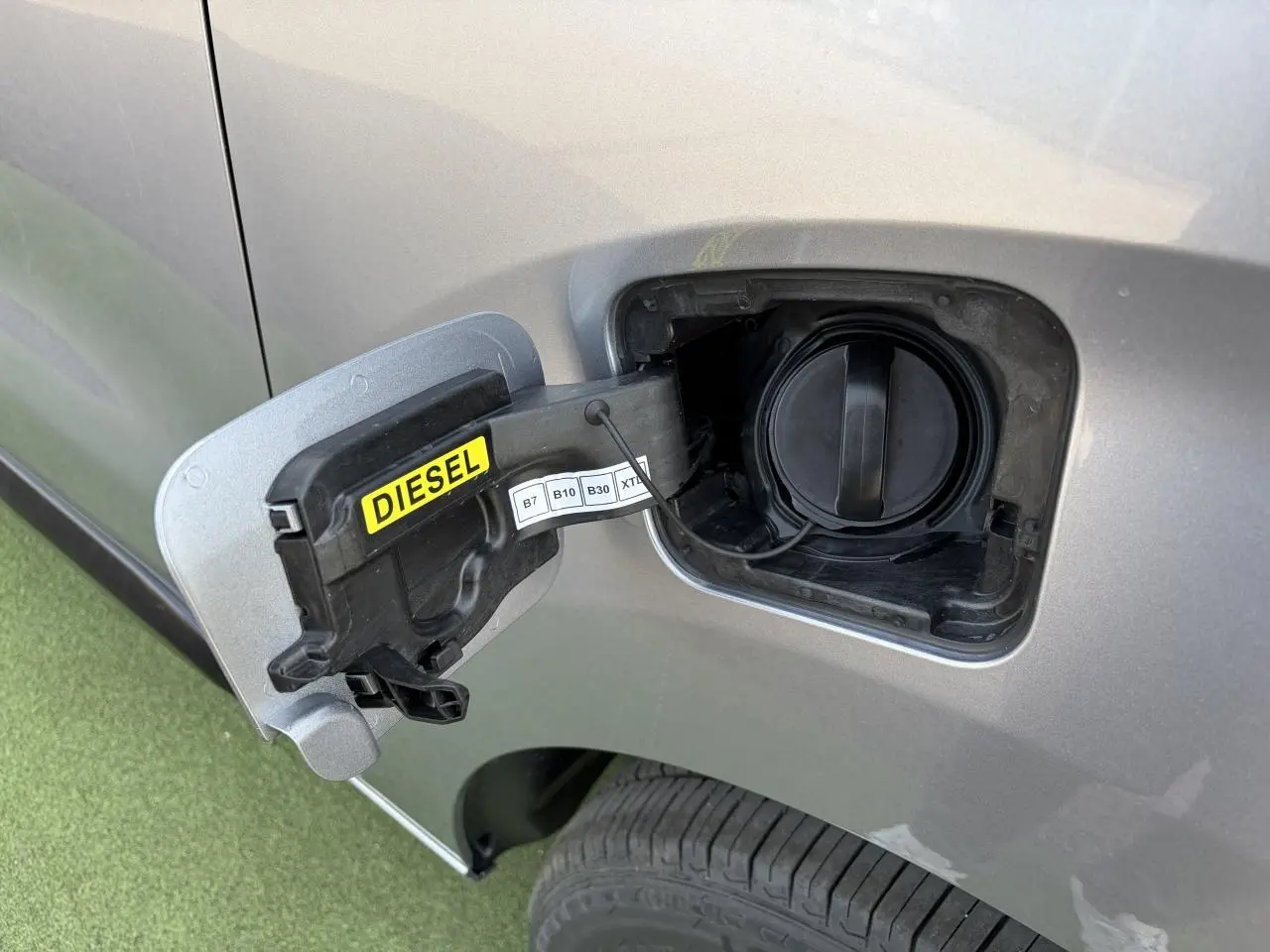 Gros plan sur la trappe à carburant diesel côté gauche du Citroën Jumpy gris acier métal.