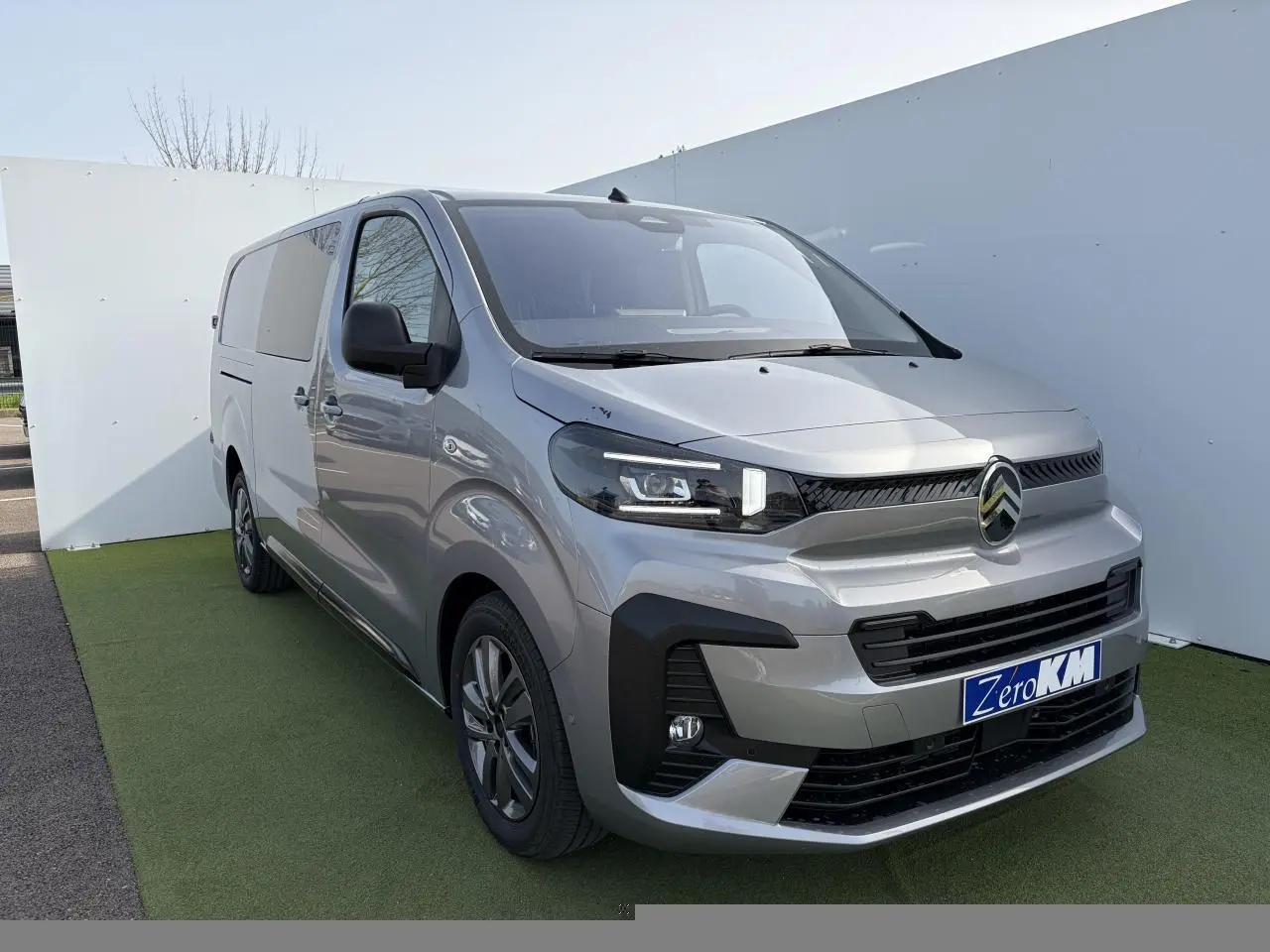 Vue 3/4 avant droit du Citroën Jumpy gris acier métal avec jantes alliage 17'' et calandre noire distinctive.