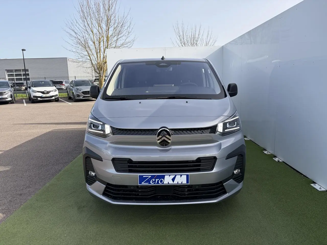 Vue de face du Citroën Jumpy gris acier métal avec phares LED et calandre noire distinctive.