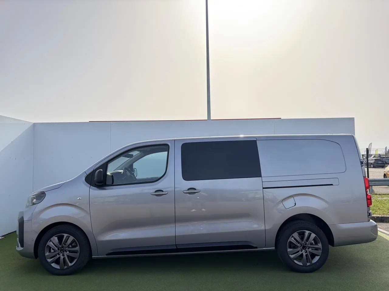 Vue latérale droite d’un Citroën Jumpy III XL gris acier avec jantes alliage 17 pouces et vitres latérales extra-teintées.