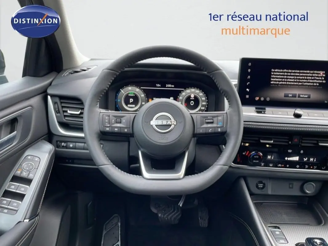 Vue intérieure centrée sur le volant cuir et le cockpit numérique du Nissan Qashqai gris 2025 N-Connecta.