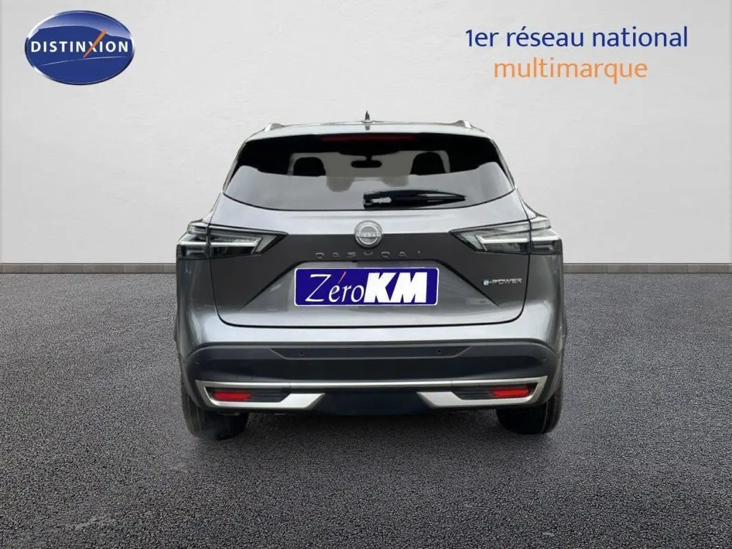 Vue arrière d'un Nissan Qashqai gris 2025 avec badge e-Power et barres de toit visibles.