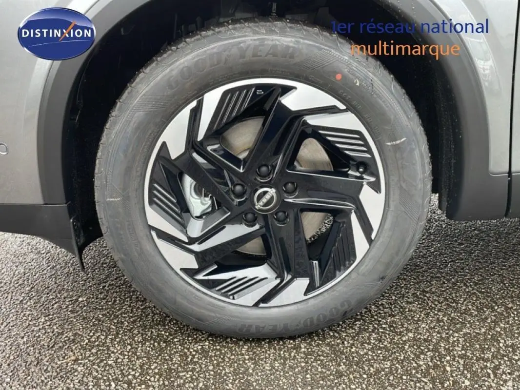 Gros plan sur la roue avant droite gris métallisé du Nissan Qashqai 1.5 E-POWER avec jante aluminium noire et argent.