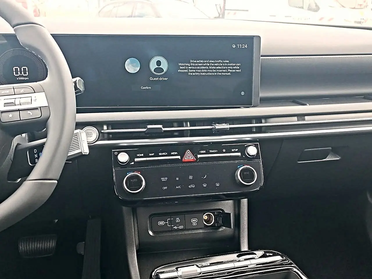Vue intérieure du tableau de bord du Hyundai Tucson 2026, avec écran tactile large et commandes climatisation modernes.