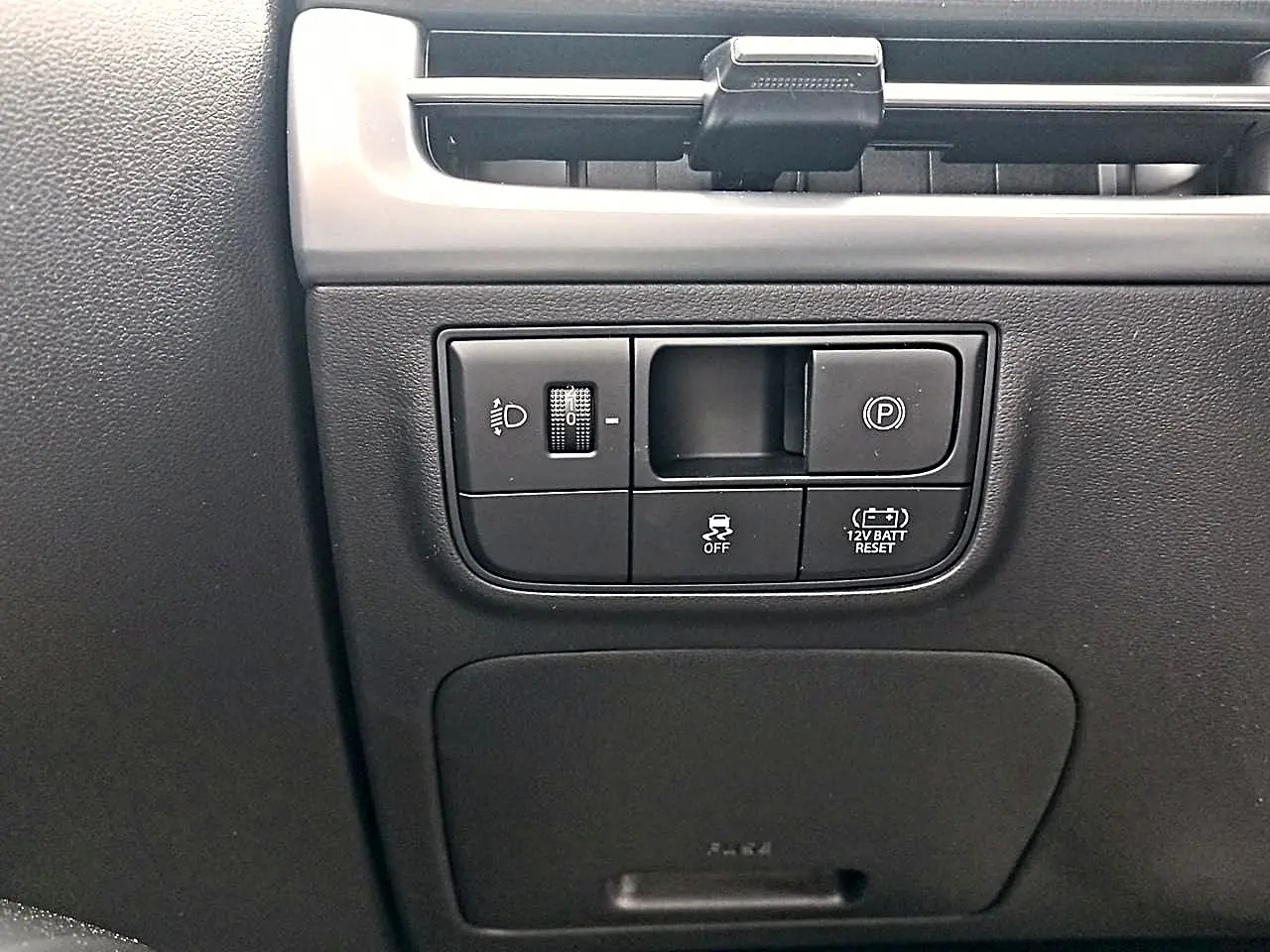 Gros plan sur les commandes noires du tableau de bord côté conducteur du Hyundai Tucson gris électronique 2026.
