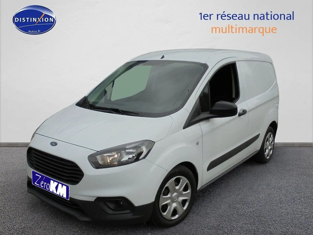 Fourgon Ford Transit Courier blanc glacier vu en 3/4 avant droit, avec calandre noire et jantes acier.