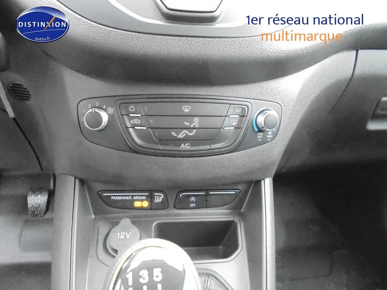 Gros plan sur la console centrale du Ford Transit Courier blanc glacier 2022, avec commande de climatisation et levier de vitesses manuel.