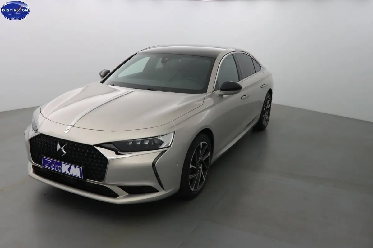 DS9 hybride rechargeable 2022 en Crystal Pearl Nacré Metal, vue 3/4 avant droit avec calandre noire distinctive.