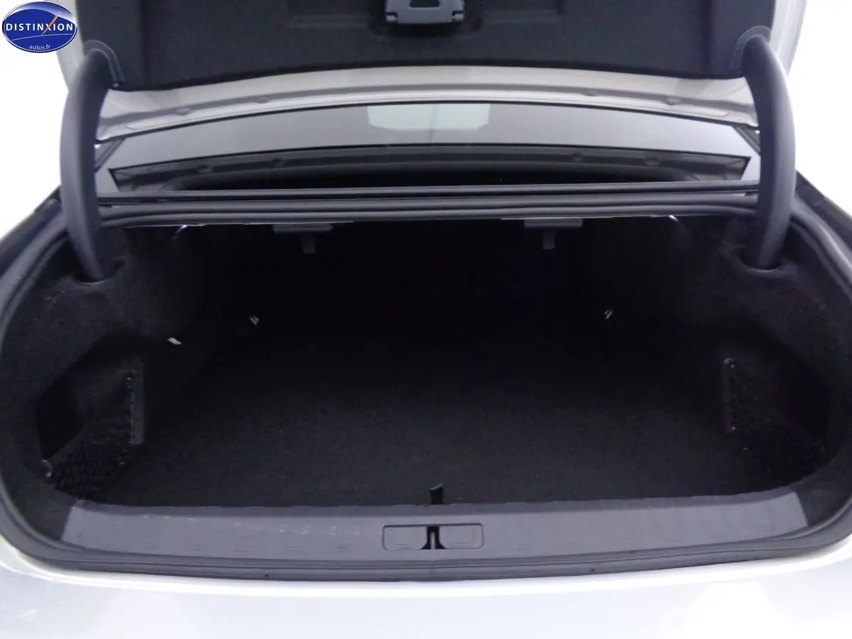 Coffre ouvert en vue arrière d'une DS9 hybride rechargeable Crystal Pearl nacré métal, montrant l'espace de rangement vide.