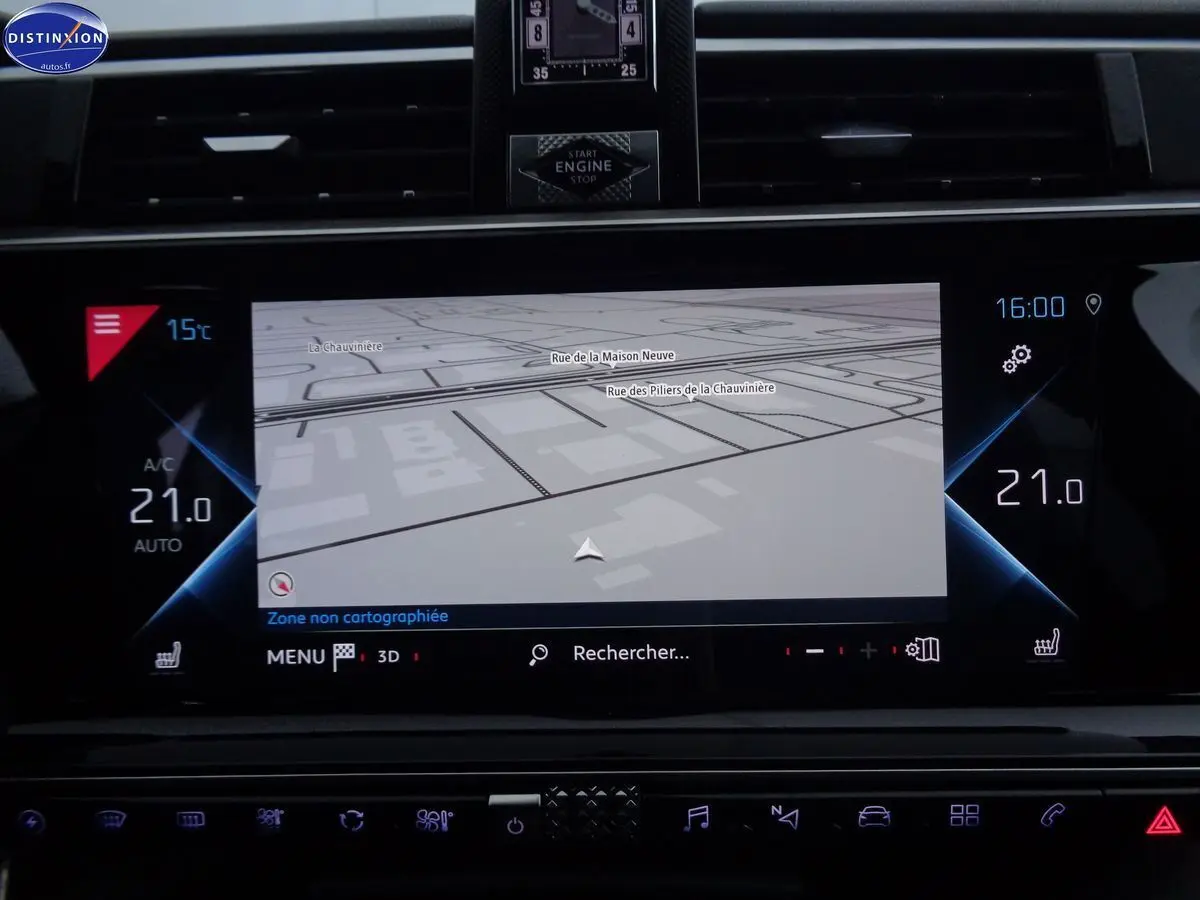 Écran central tactile du tableau de bord du DS9 hybride, affichant la navigation et la climatisation à 21°C.