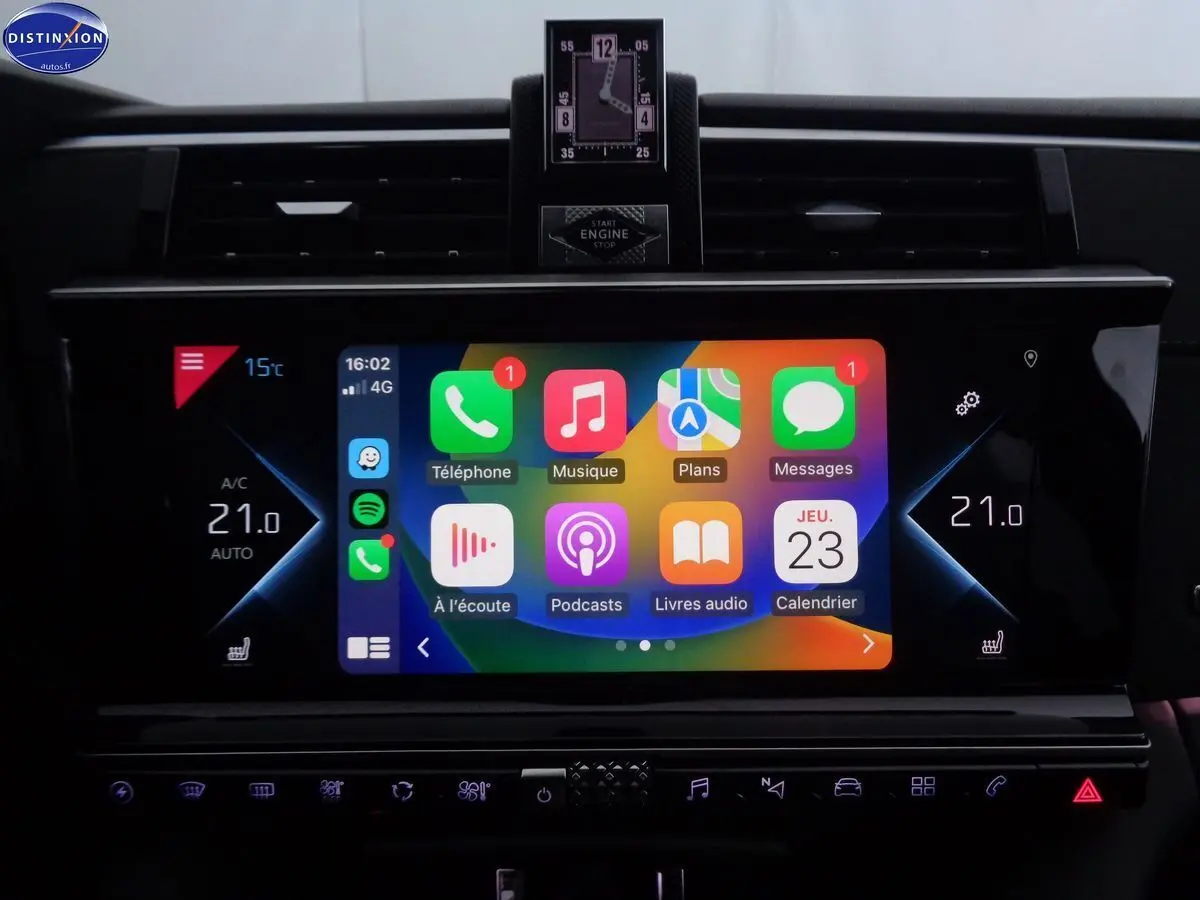 Tableau de bord du DS9 hybride 2022, vue frontale centrée sur l'écran tactile couleur et l'horloge digitale au-dessus.