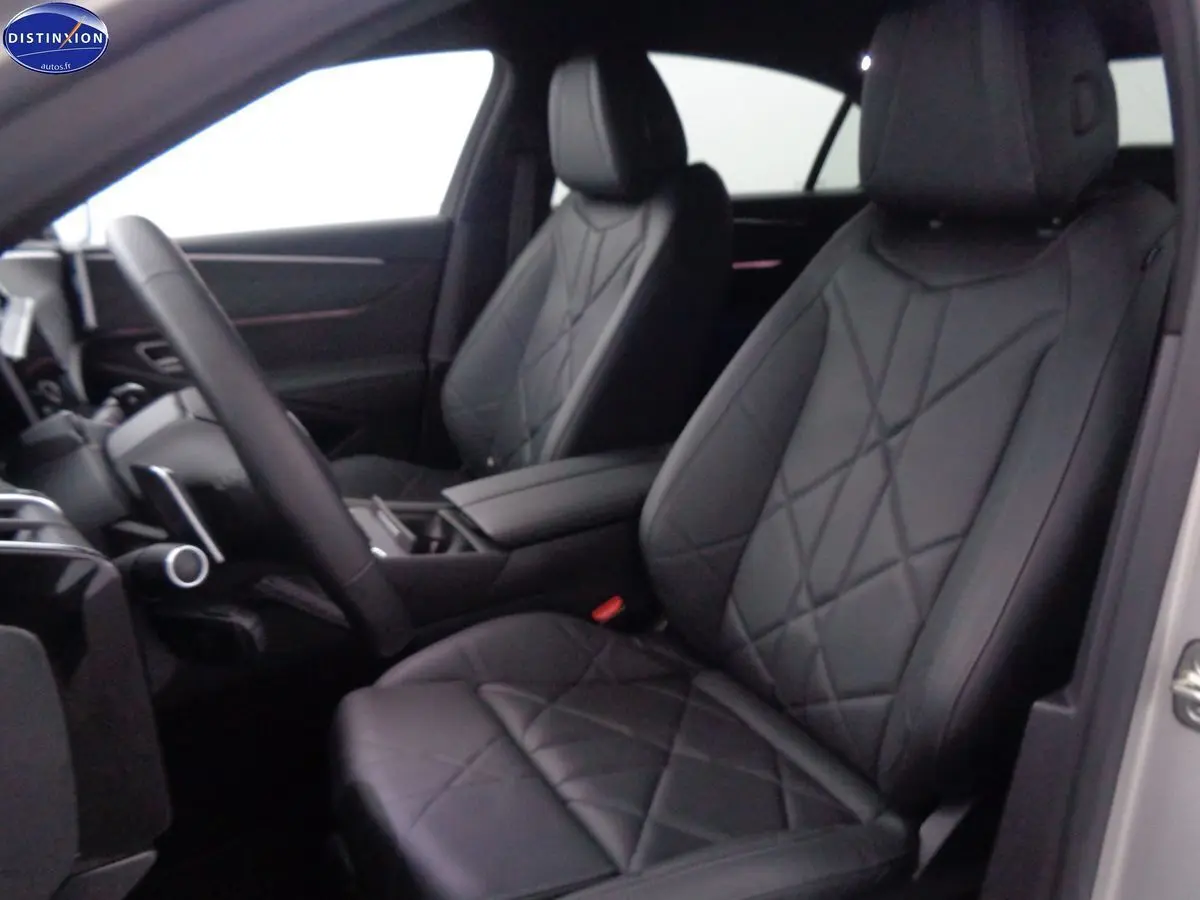 Intérieur du DS9 hybride rechargeable 2022, vue côté gauche sur les sièges avant en cuir noir matelassé.