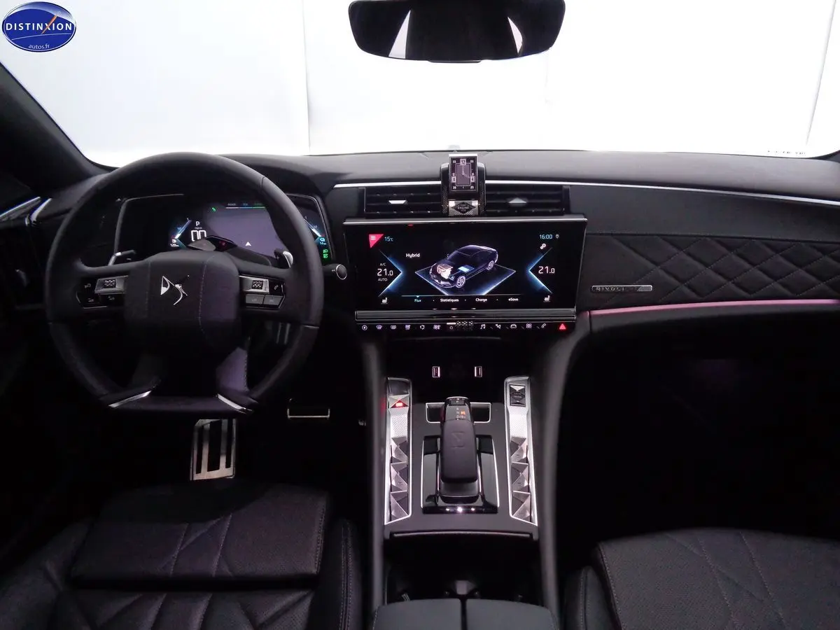 Vue intérieure du tableau de bord et console centrale du DS9 hybride rechargeable 2022 avec sellerie noire et écran tactile.