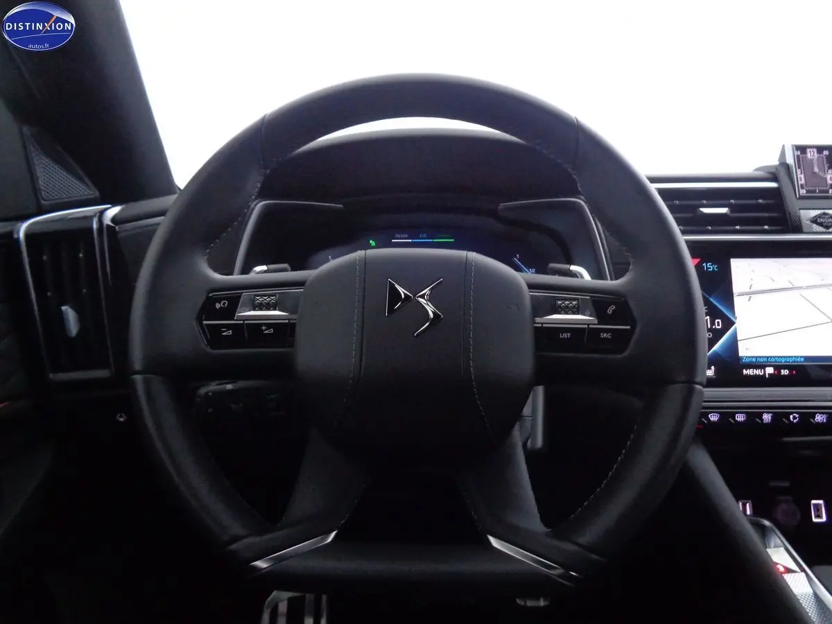 Volant en cuir noir de la DS9 Hybride E-Tense 2022 avec commandes intégrées et tableau de bord numérique visible.