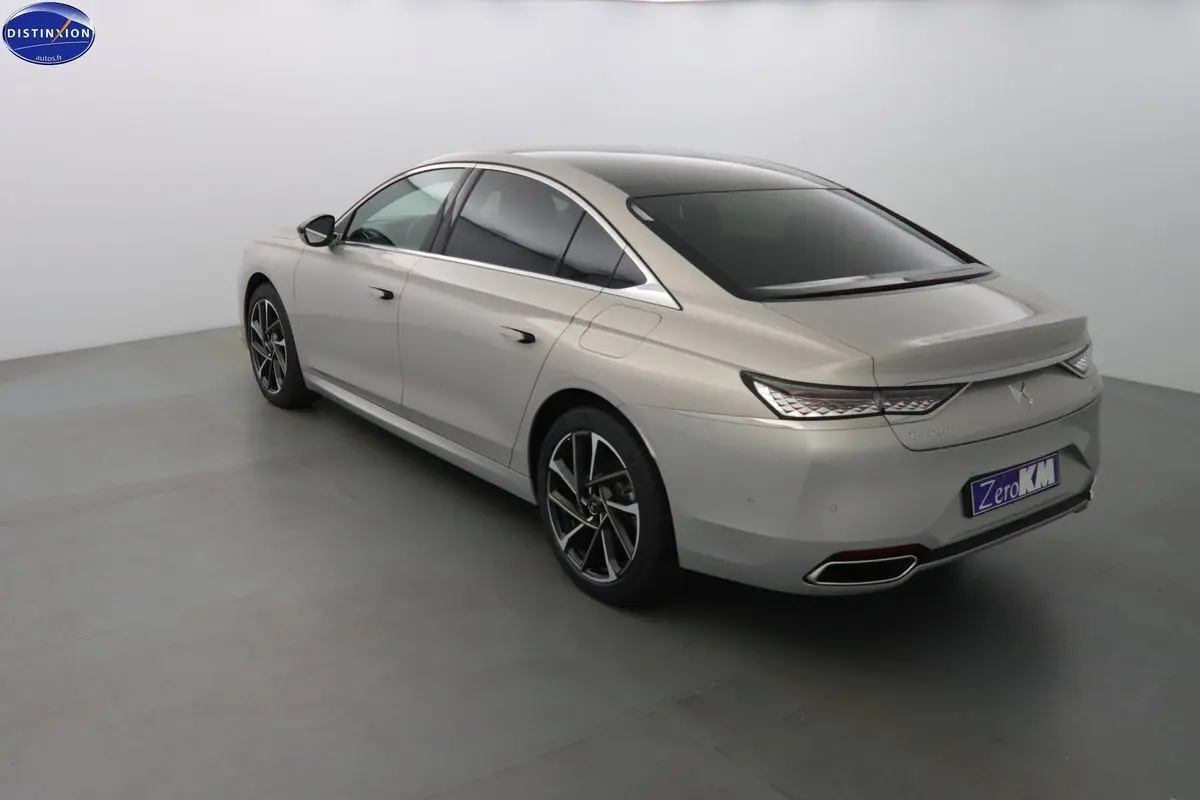 DS9 hybride rechargeable couleur nacrée vue 3/4 arrière côté gauche avec jantes bi-ton et feux LED fins.