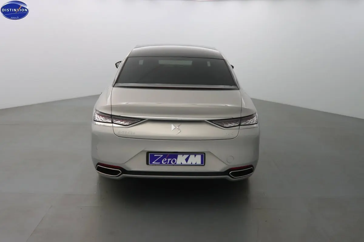 Vue arrière d'une DS9 hybride rechargeable Crystal Pearl nacré avec feux LED et double sortie d'échappement intégrée.