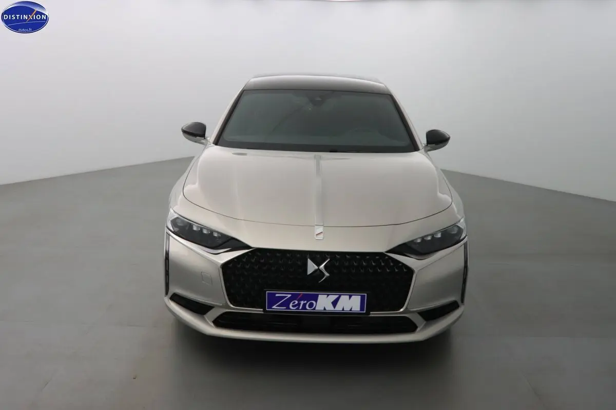 Vue frontale d'une DS9 hybride rechargeable couleur Crystal Pearl Nacré Métal avec calandre noire distinctive.