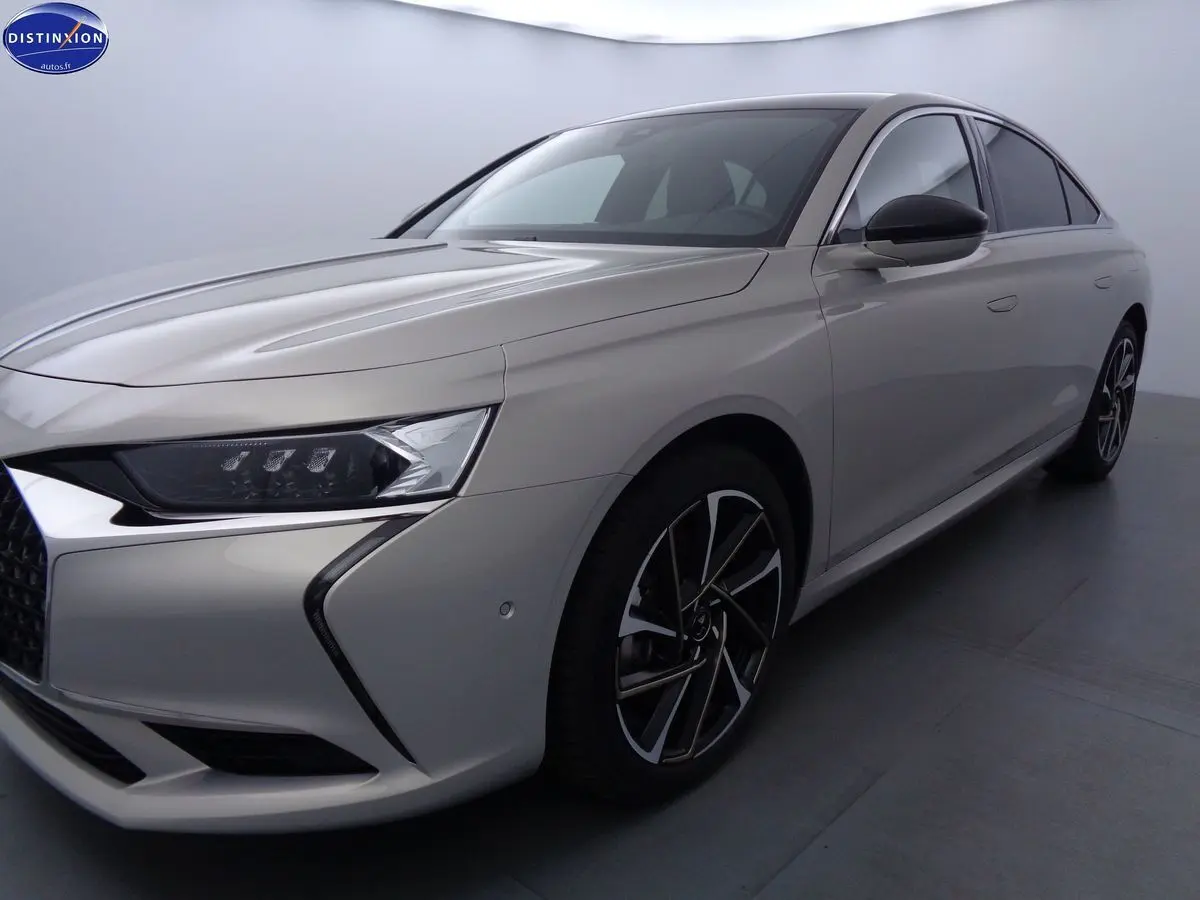 DS9 hybride rechargeable 2022 en Crystal Pearl nacré, vue 3/4 avant droit avec jantes alliage bicolores.