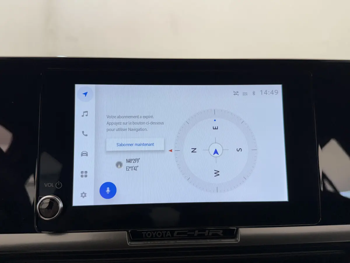 Écran tactile central du Toyota C-HR 1.8 Hybride 140 Dynamic affichant la navigation et l'alerte d'abonnement expiré.